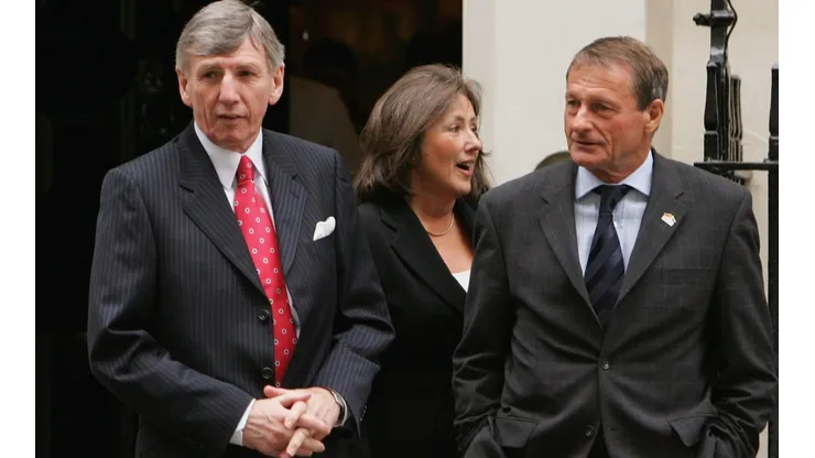 Martin Peters (esquerda) e Roger Hunt (direita) em reunião com outros membros das seleções da Alemanha e da Inglaterra na Copa do Mundo de 1966 | Crédito: Getty images