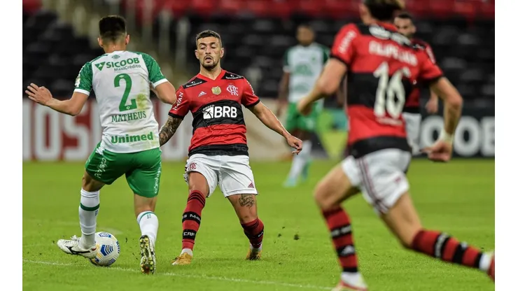 Felipe Luis e Arrascaeta estão totalmente recuperados e devem atuar na partida contra o Barcelona- EQU | Crédito: Thiago Ribeiro/AGIF