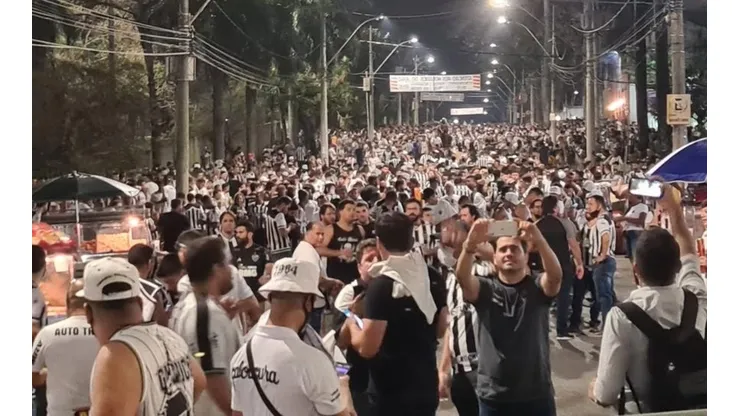 Volta do público no Mineirão tem aglomeração, trânsito e caos na fila para entrar ao estádio. (Foto: Leo Parrela/TV Globo)