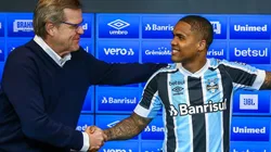 Herrmann e Douglas Costa: VP lembrou pedidos da torcida pela contratação (Foto: Lucas Uebel/Grêmio/Divulgação)