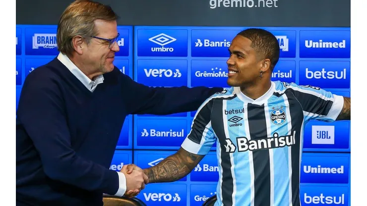 Herrmann e Douglas Costa: VP lembrou pedidos da torcida pela contratação (Foto: Lucas Uebel/Grêmio/Divulgação)