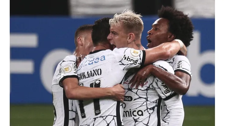 Jogadores comemoram gol de Róger Guedes diante do Derby contra o Palmeiras (Ettore Chiereguini/AGIF)