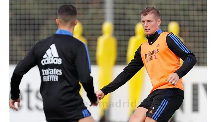 Toni Kroos treina no CT do Real Madrid. Alemão foi relacionado para o jogo de amanhã (Twitter/Reprodução)
