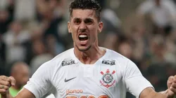Danilo Avelar, em campo com a camisa do Corinthians (Foto: Marcello Zambrana/AGIF)