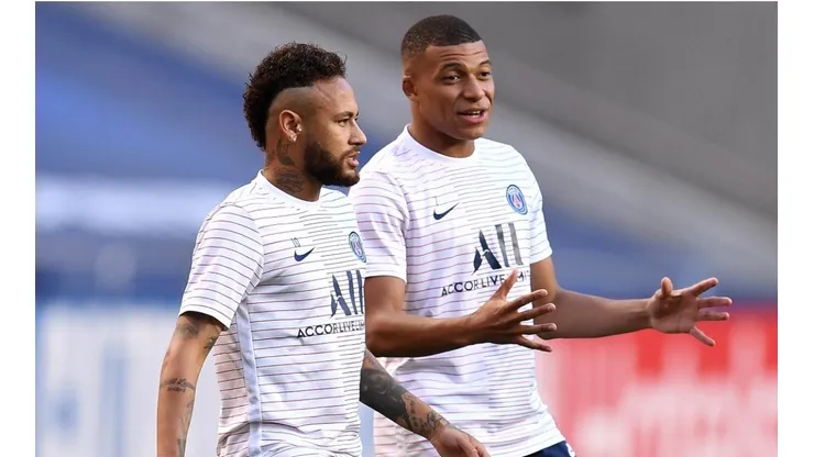 Mbappé e Neymar em campo pelo PSG
