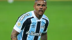 Douglas Costa: segue devendo com a camisa gremista (Foto: Pedro H. Tesch/AGIF)