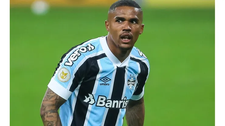 Douglas Costa: segue devendo com a camisa gremista (Foto: Pedro H. Tesch/AGIF)