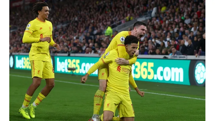 Jogadores do Liverpool comemoram gol contra o Brentford (Foto: Getty Images)