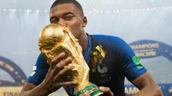 Mbappé com a taça de campeão do mundo (Foto: Getty images)