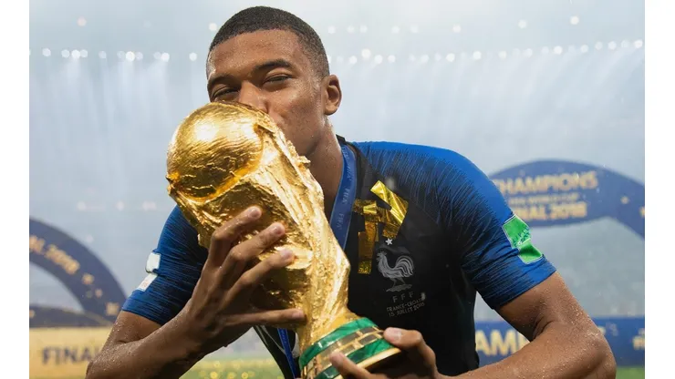 Mbappé com a taça de campeão do mundo (Foto: Getty images)