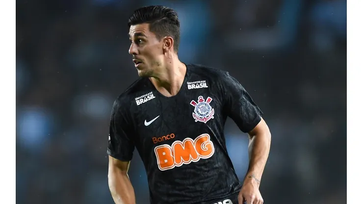 Danilo Avelar, em campo com a camisa do Corinthians (Foto: Getty Images)