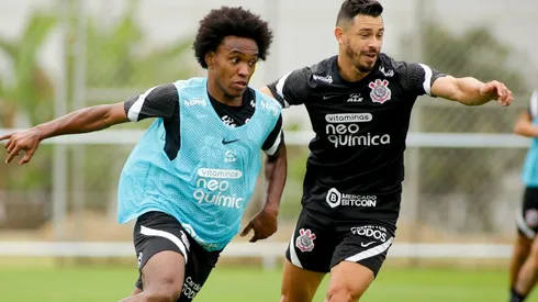 Willian e Giuliano: quarteto de reforços ainda não atuou junto (Foto: Rodrigo Coca/Agência Corinthians/Divulgação)