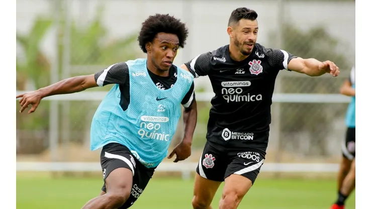 Willian e Giuliano: quarteto de reforços ainda não atuou junto (Foto: Rodrigo Coca/Agência Corinthians/Divulgação)