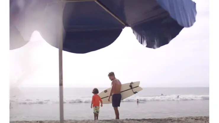 Yuri Martins e o filho em praia da Costa Rica (Foto: Reprodução Youtube)