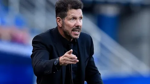 Diego Simeone dá instruções da beirada durante jogo entre Deportivo Alavés e Atlético de Madrid (Getty Images)