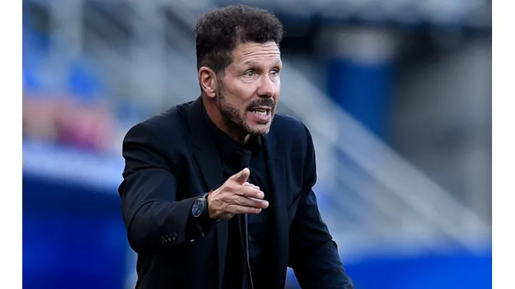 Diego Simeone dá instruções da beirada durante jogo entre Deportivo Alavés e Atlético de Madrid (Getty Images)