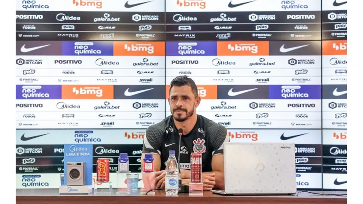 Giuliano defendeu o, constantemente criticado, técnico Sylvinho (Foto: Divulgação)