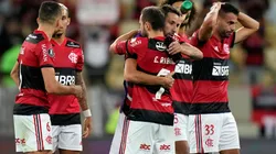 Jogadores do Flamengo comemoram gol diante do Barcelona (Foto: Getty Images)