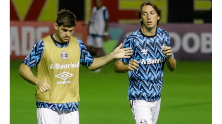 Kannemann e Geromel: dupla vem sendo atrapalhada por problemas físicos (Foto: Rafael Vieira/AGIF)