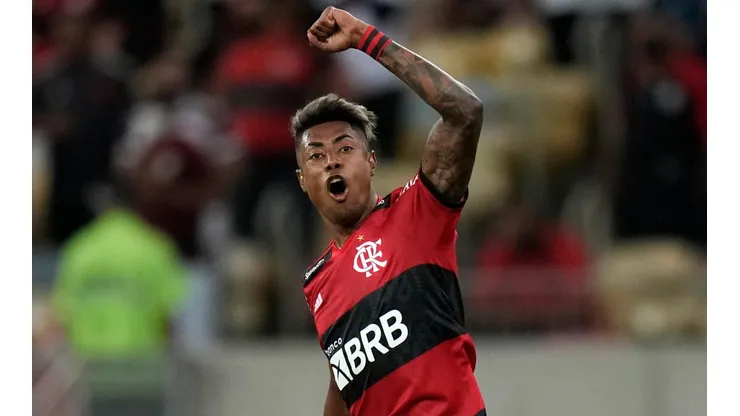 Bruno Henrique comemora um dos gols da vitória sobre o Barcelona de Guayaquil (Foto: Getty Images)