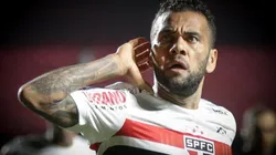Dani Alves: livre no mercado da bola (Foto: Marcello Zambrana/AGIF)