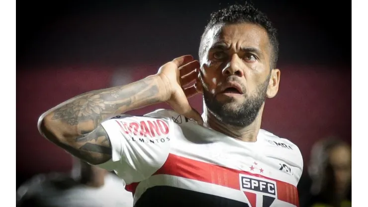Dani Alves: livre no mercado da bola (Foto: Marcello Zambrana/AGIF)