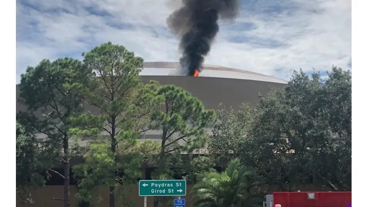 Foto do estádio do New Orleans Saints com a fumaça preta do incêndio no teto (Fox/Reprodução)
