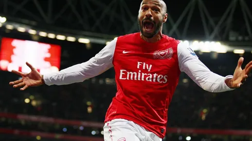 Thierry Henry comemora gol marcado com a camisa do Arsenal (Foto: Getty Images)