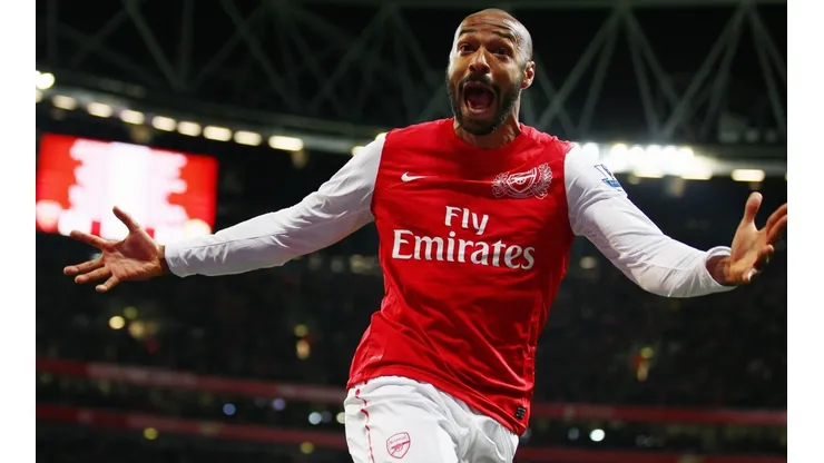 Thierry Henry comemora gol marcado com a camisa do Arsenal (Foto: Getty Images)
