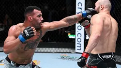 À esquerda, Devin Clark, que ficou com a arcada prejudicada por Ion Cutelaba (à direita da imagem). (Foto: Getty Images)