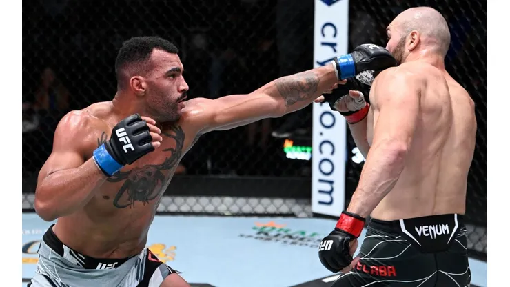 À esquerda, Devin Clark, que ficou com a arcada prejudicada por Ion Cutelaba (à direita da imagem). (Foto: Getty Images)