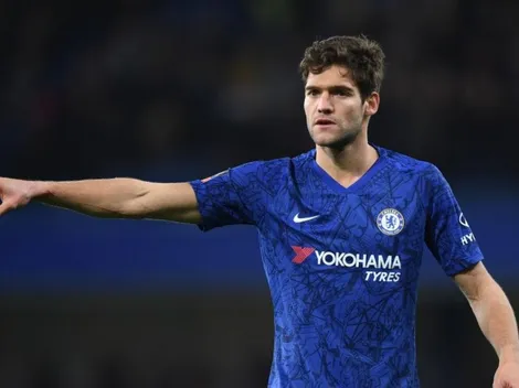Marcos Alonso, lateral-esquerdo do Chelsea, revela que “não me ajoelha mais” em ato contra racismo