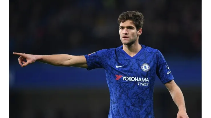 Marcos Alonso, lateral-esquerdo do Chelsea, revela que “não me ajoelha mais” em ato contra racismo. (Foto: