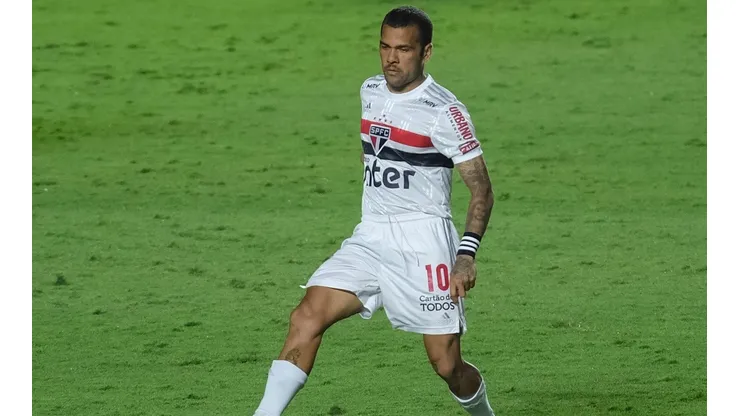 De acordo com portal, Daniel Alves pode acertar com o Athletico (Foto: Marcello Zambrana/AGIF)