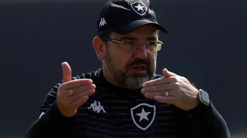 Enderson Moreira: gostou do jovem defensor (Foto: Vitor Silva/Botafogo/Divulgação)