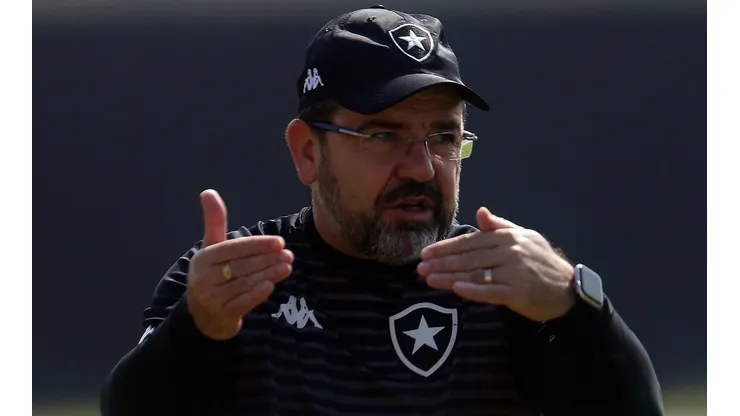 Enderson Moreira: gostou do jovem defensor (Foto: Vitor Silva/Botafogo/Divulgação)