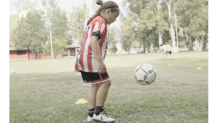 "O mais bonito é que está escrito 'jogadora de futebol'. Obrigada a todos que apoiam meu sonho", publicou Felicitas.