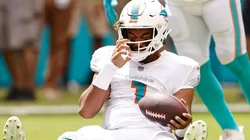 Tua Tagovailoa após pancada que ocasionou lesão durante o jogo contra os Bills. Jogador não teve nada constatado (Getty Images)