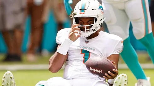 Tua Tagovailoa após pancada que ocasionou lesão durante o jogo contra os Bills. Jogador não teve nada constatado (Getty Images)