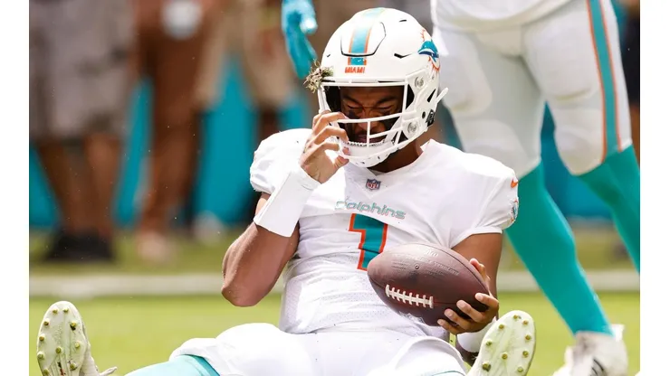 Tua Tagovailoa após pancada que ocasionou lesão durante o jogo contra os Bills. Jogador não teve nada constatado (Getty Images)