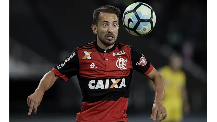 Everton Ribeiro foi substituído na partida deste domingo (19) (Foto: Getty Images)
