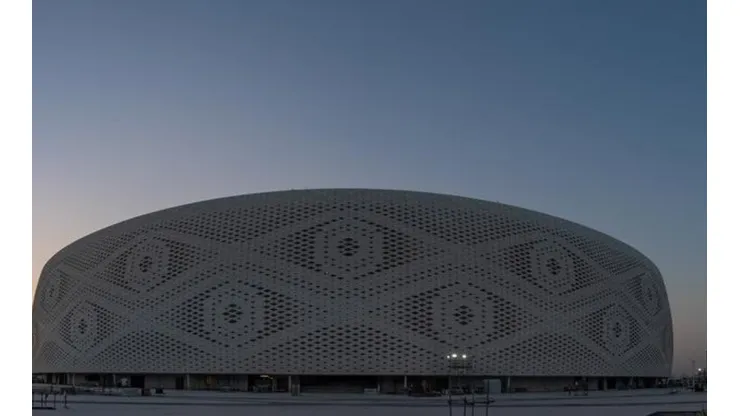 Gramado do palco da final da Copa de 2022 no Catar é colocado no estádio Estádio de Lusail. (Foto: Divulgação/Comitê Catar 2022)