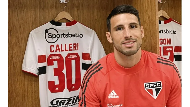 Calleri posa com a camisa 30 no vestiário do São Paulo (São Paulo/Reprodução)