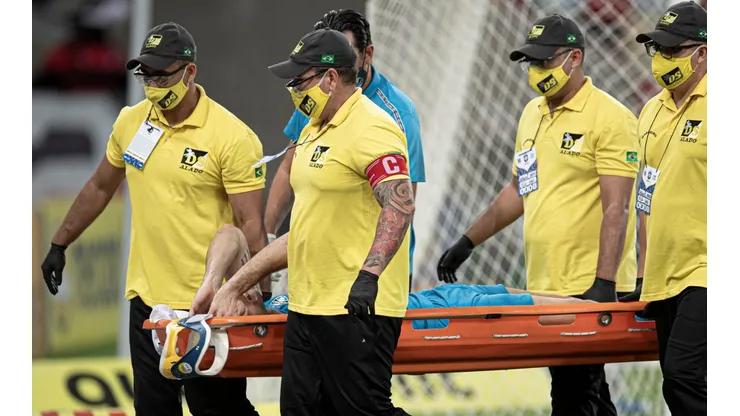 Goleiro do Grêmio passa mal e tem que ser precisa ser atendido em ambulância em jogo contra o Flamengo