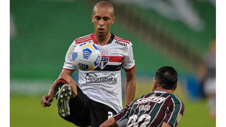 Miranda: volta ao time após suspensão (Foto: Thiago Ribeiro/AGIF)