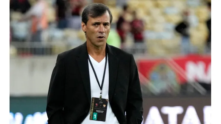 Fabián Bustos na beirada do Maracanã em jogo entre Flamengo e Barcelona de Guayaquil (Getty Images)