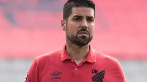 António Oliveira: explicou saída do Furacão (Foto: Robson Mafra/AGIF)