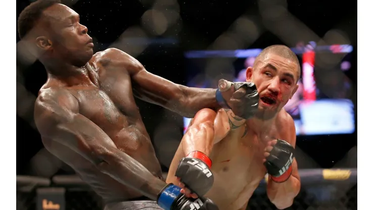 Por nocaute Adesanya conquistou o titulo que pertencia a Whittaker em 2019 | Crédito: Getty Images