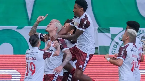 Jogadores do Flamengo comemoram o primeiro gol do Flamengo (Marcello Zambrana/AGIF)