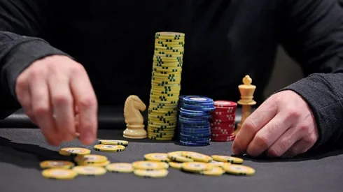 Fichas empilhadas ao lado de peças de xadrez no BSOP (Foto: Divulgação BSOP)